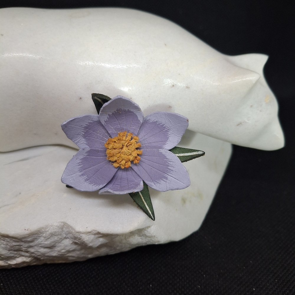 VINTAGE HINTERLAND FLOWER BROOCH "The Crocus" HANDCRAFTS 2" LEATHER Midcentury